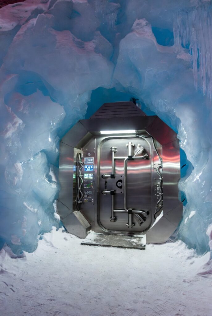 Entrada do Global Seed Vault na Noruega cercada de neve
